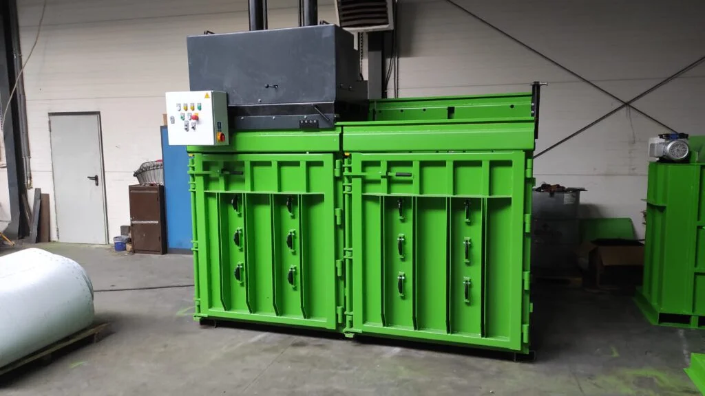 BartonTech 300 — Dvoukomorový vertikální lis pro efektivní třídění a lisování dvou druhů odpadu současně.